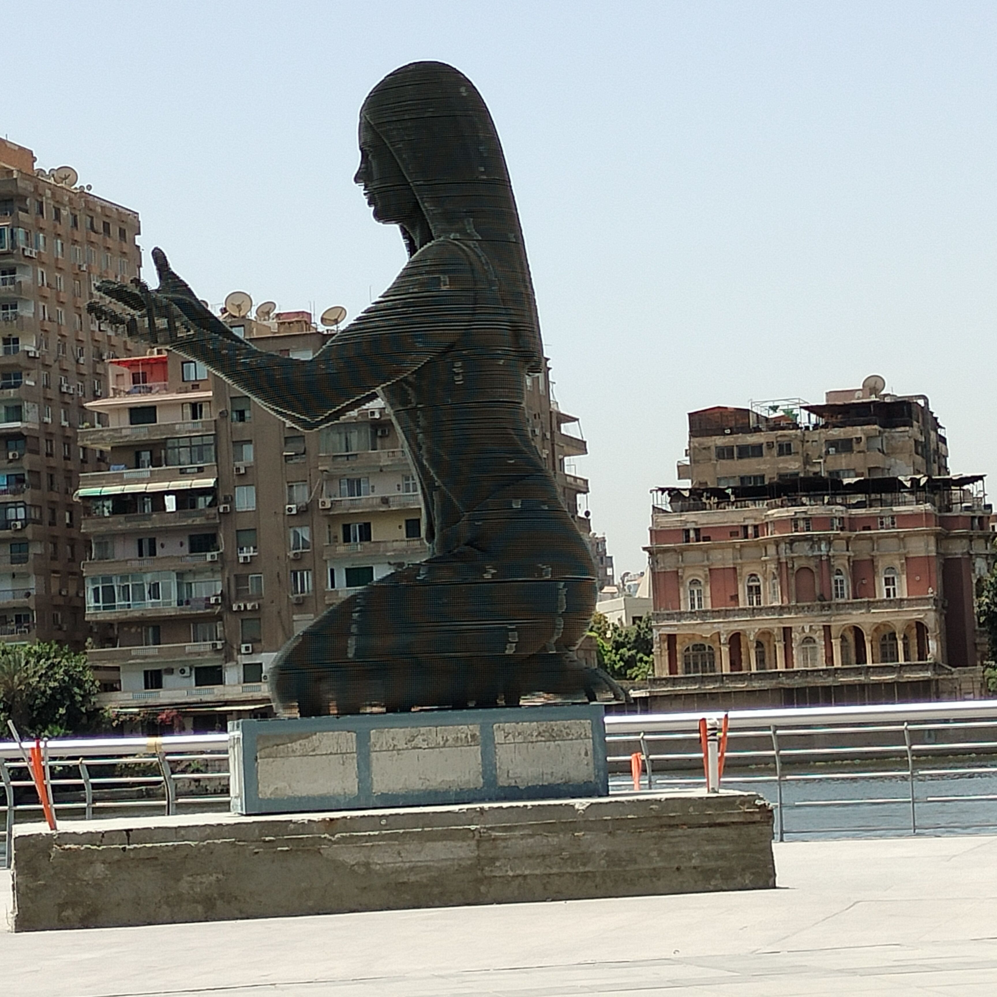 تمثال عروس النيل وسط ممشى أهل مصر