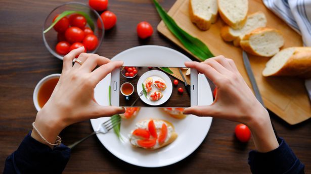 0_Hands-girl-bloggers-take-pictures-of-Breakfast-with-your-smartphone-Sandwiches-healthy-organic-pro