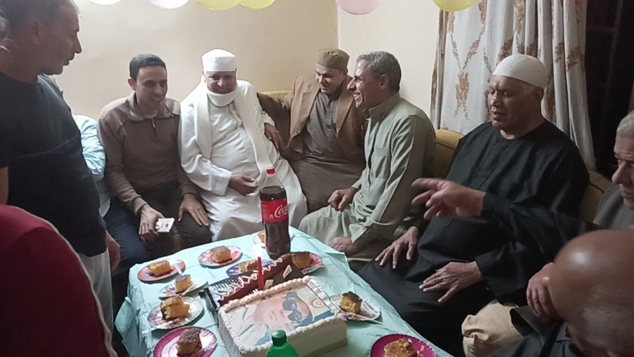 مواطنون بإحدى قرى الدقهلية يحتفلون بعيد ميلاد الرئيس (6)