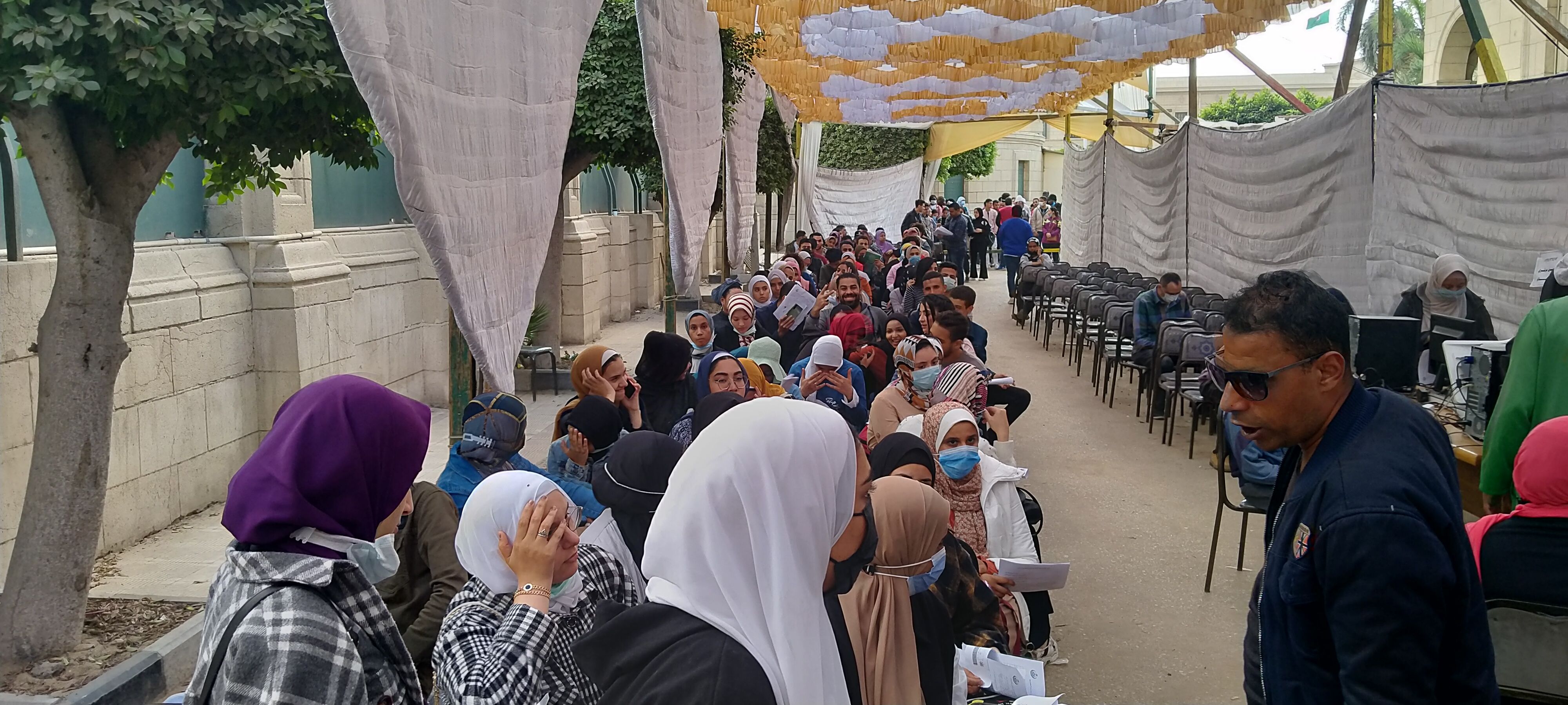 إقبال كثيف لطلاب جامعة القاهرة على نقطة التطعيم المركزية للحصول على لقاح كورونا