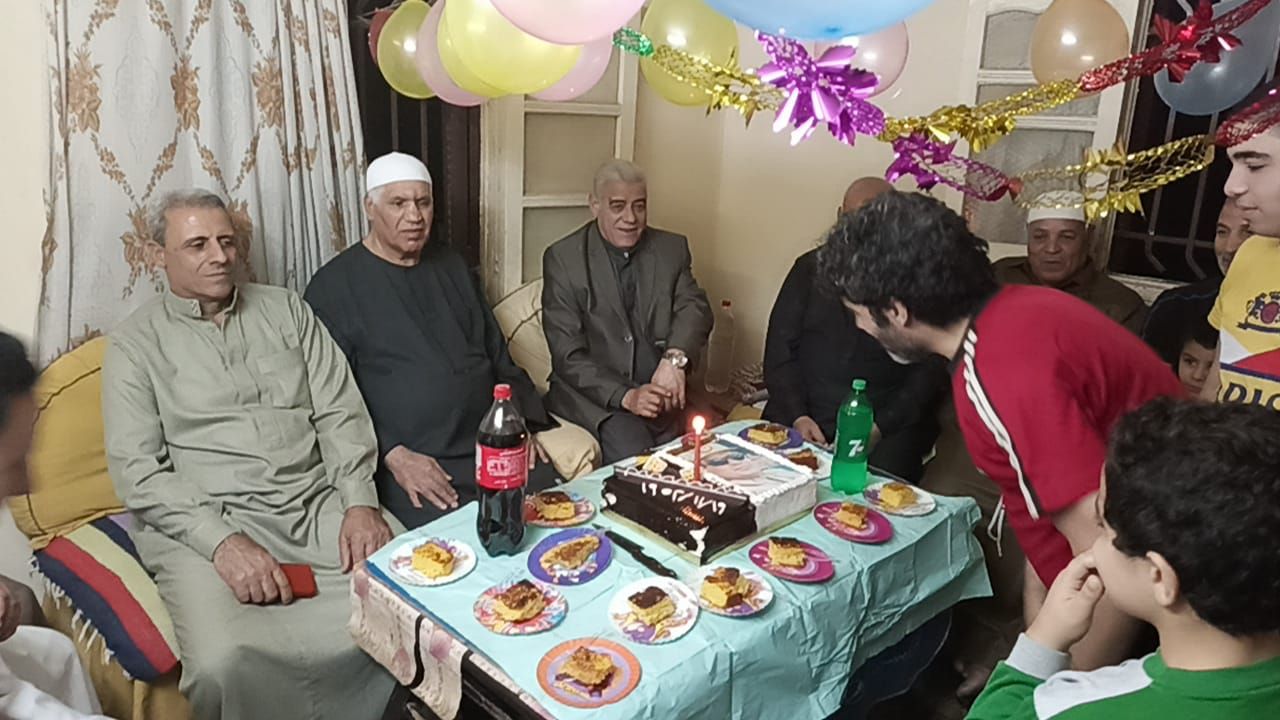 مواطنون بإحدى قرى الدقهلية يحتفلون بعيد ميلاد الرئيس (3)