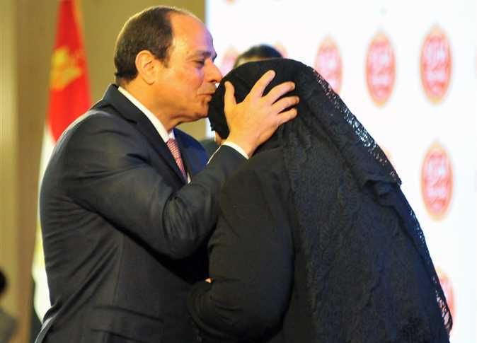 الرئيس السيسي يقبل رأس أحد أمهات شهداء الوطن