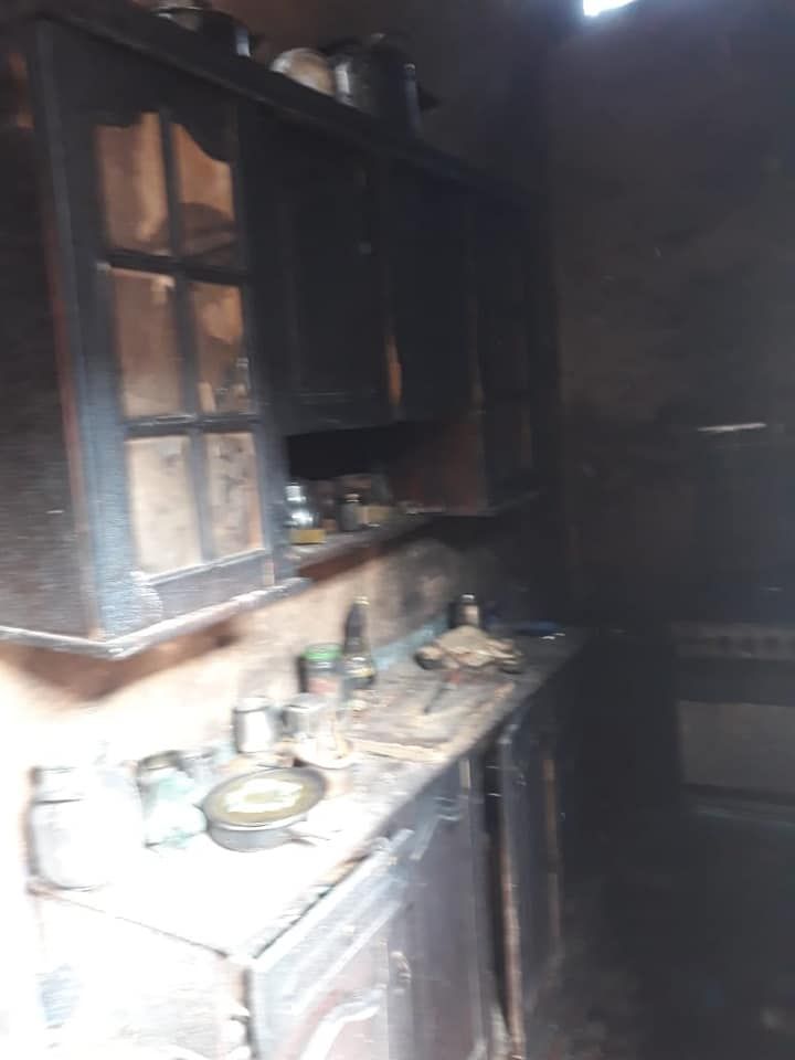 آثار الحريق على المنزل