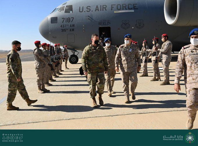قائد القوات الجوية السعودية يستقبل نظيره الأمريكي بقاعدة الملك فيصل - المواطن