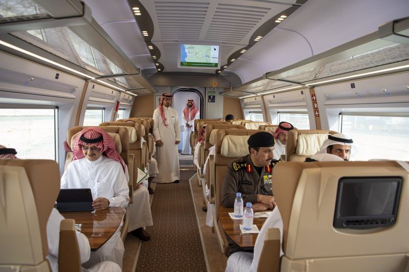 بدر بن سلطان يستقل قطار الحرمين ويطلع على خطة الحج - المواطن