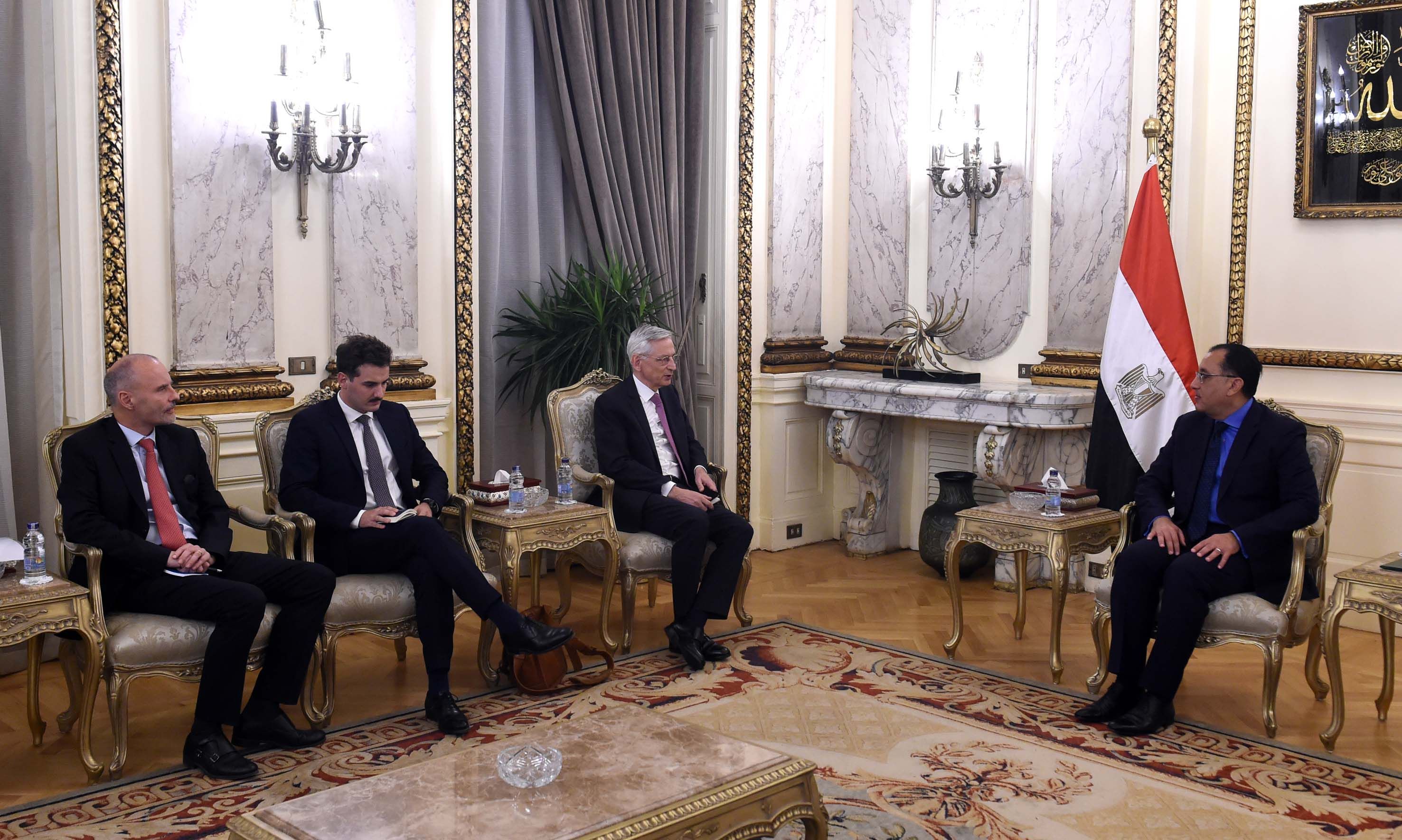 لقاء رئيس الوزراء والسفير الفرنسى لدى مصر (2)