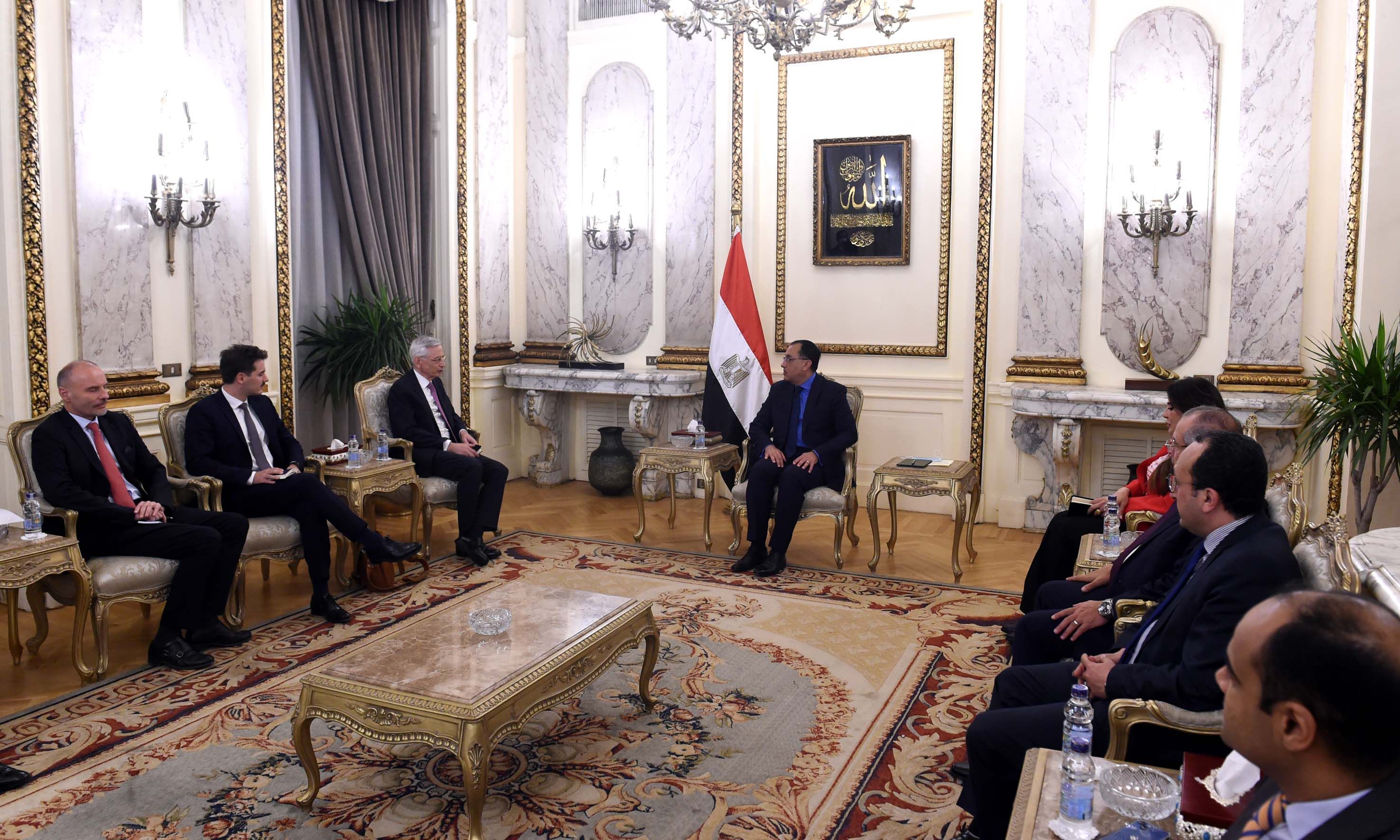 لقاء رئيس الوزراء والسفير الفرنسى لدى مصر (1)