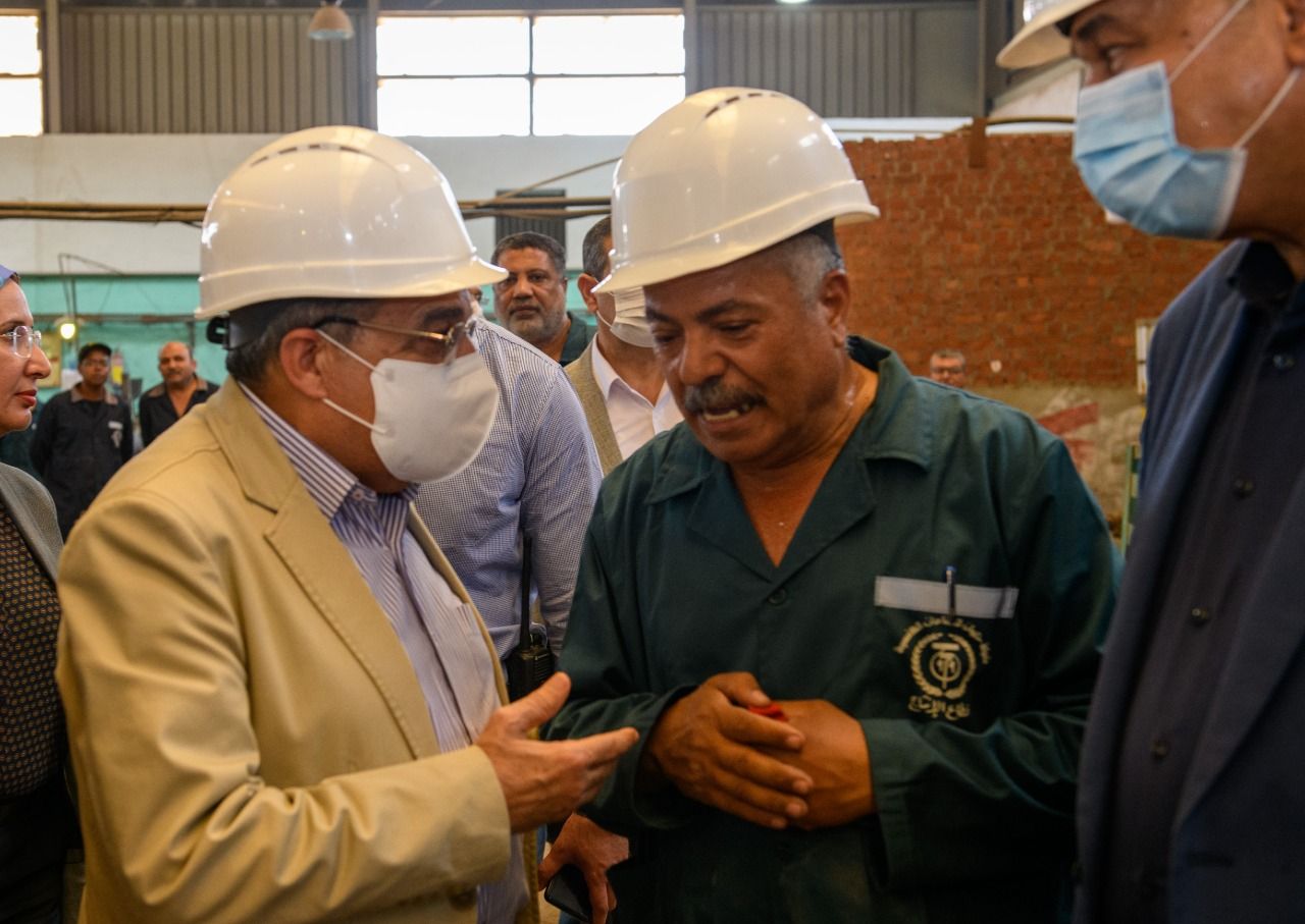 وزير الدولة للإنتاج الحربي يتابع سير العمل في حلوان للصناعات الهندسية (3)