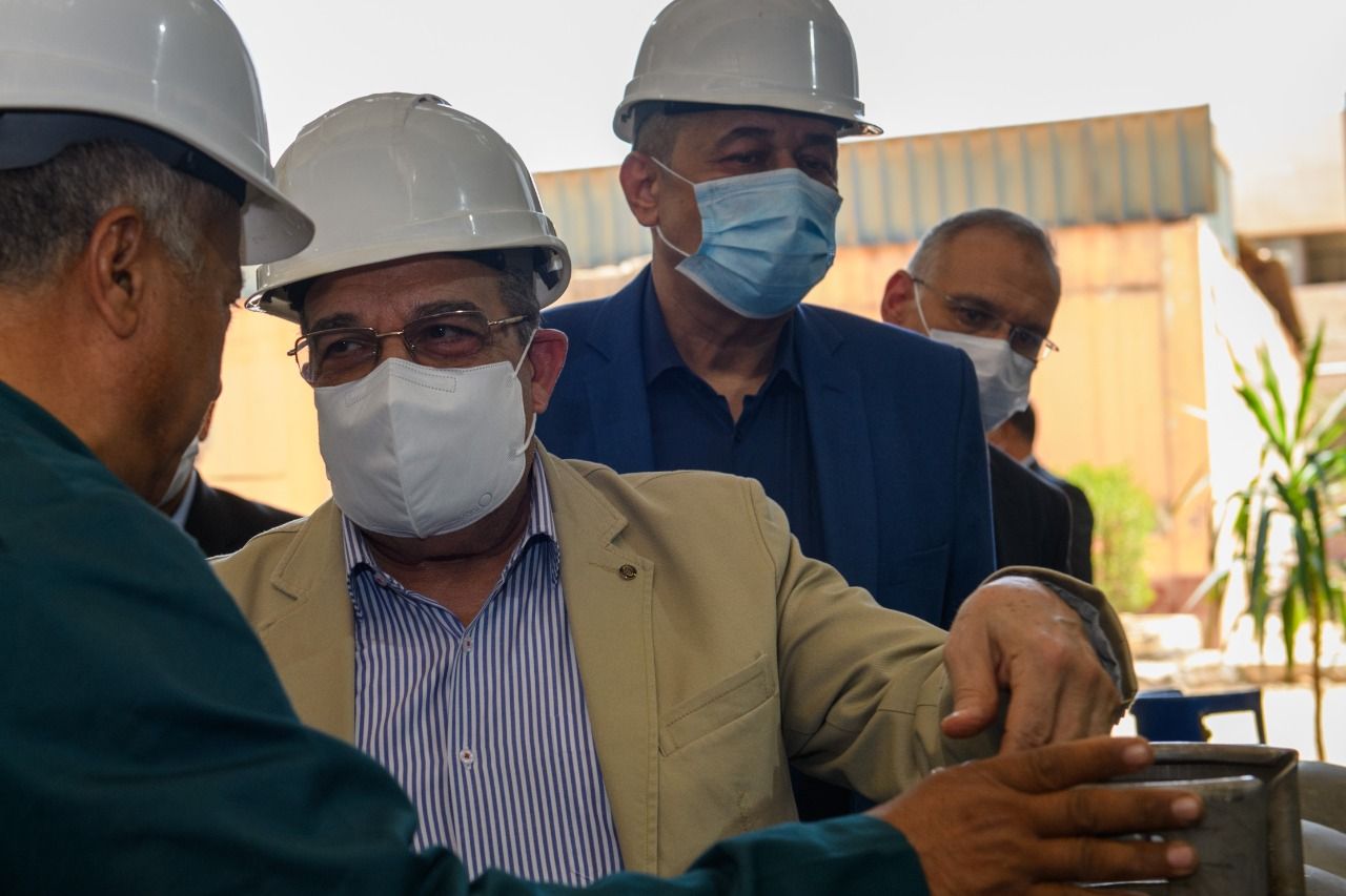 وزير الدولة للإنتاج الحربي يتابع سير العمل في حلوان للصناعات الهندسية (2)