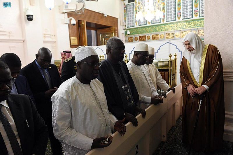 شاهد.. رئيس السنغال يؤدي الصلاة بالمسجد النبوي - المواطن