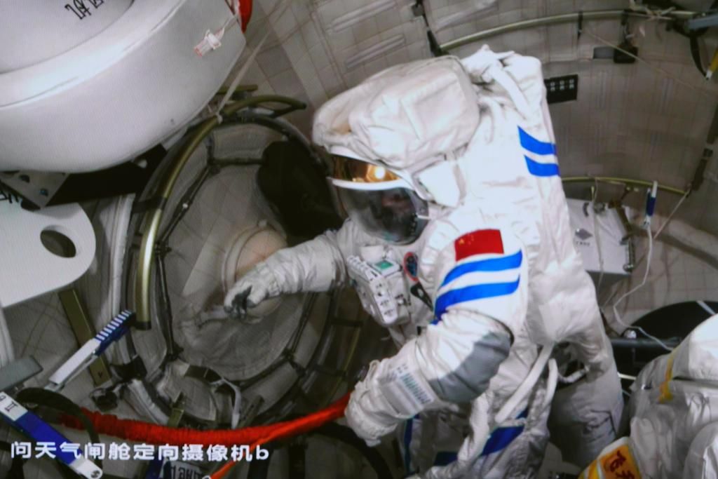 أحد رواد الفضاء الصينيين