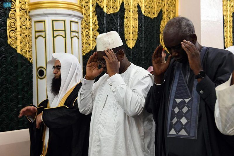 شاهد.. رئيس السنغال يؤدي الصلاة بالمسجد النبوي - المواطن