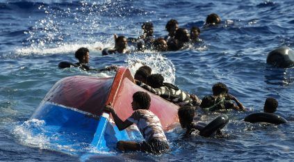 غرق 55 مهاجرًا في انقلاب زورق قبالة السواحل الليبية