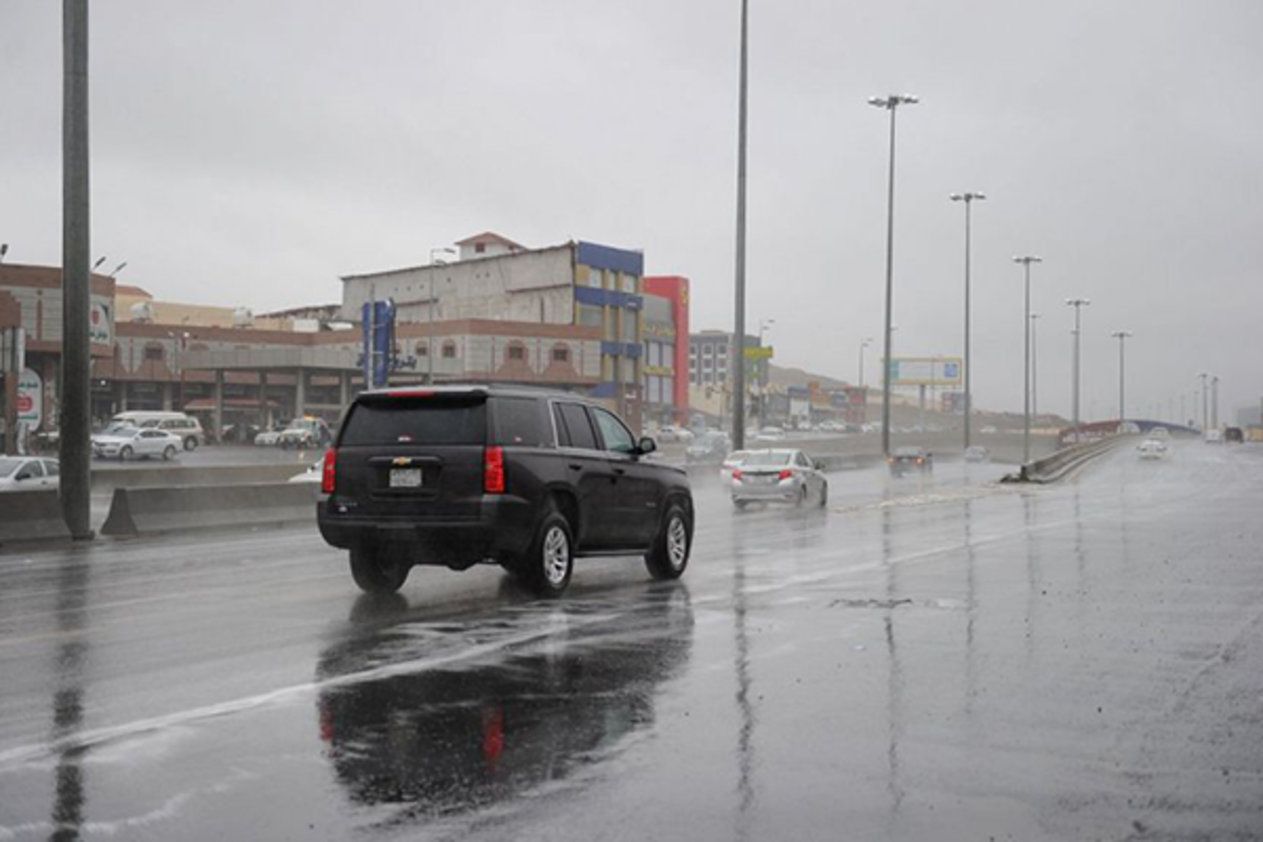 أمطار رعدية غزيرة وسيول وبرد على 5 مناطق