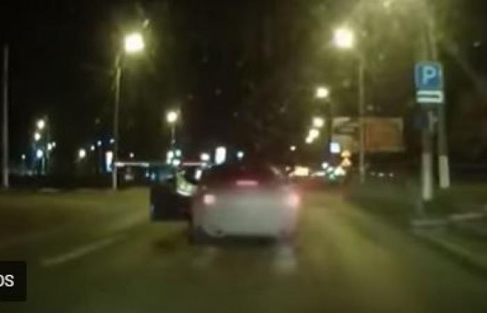 فيديو.. شرطي روسي يقفز في سيارة مسرعة لإيقافها