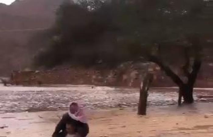 سعودى ينقذ مسنا غرست سيارته فى مياه الأمطار بوادى "أم حمض" بالمملكة.. فيديو