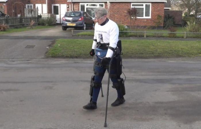 فيديو .. بريطاني يستطيع السير مجددًا بفضل بدلة روبوتية