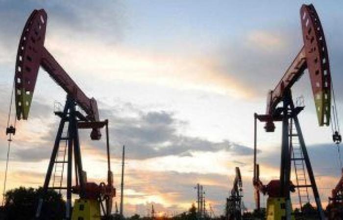 أسعار النفط تسجل 63.79 دولار لبرنت و60.46 دولار للخام الأمريكي