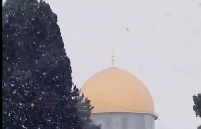 شاهد تساقط الثلوج على مسجد قبة الصخرة بالقدس الشريف