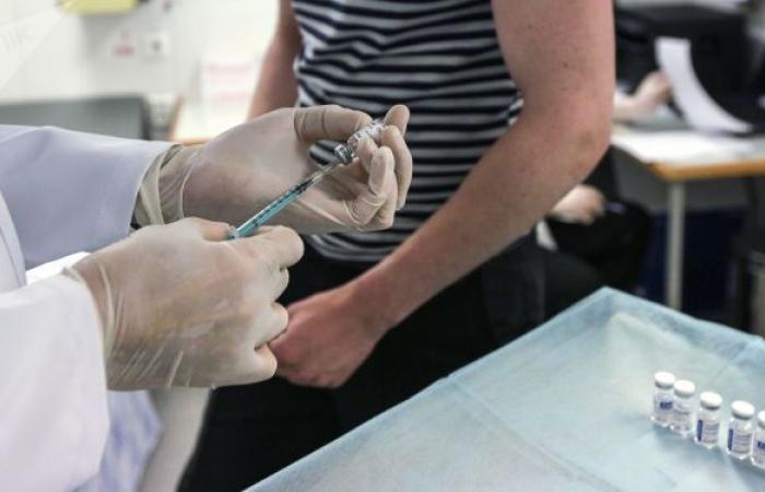 وزير الصحة الجزائري يتلقى اللقاح المضاد لفيروس كورونا
