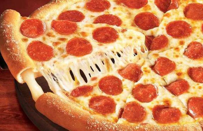 طريقة عمل بيتزا ستافت كراست بالبيبروني