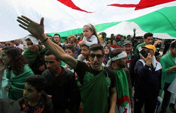 طبيب جزائري يحذر من زيادة انتشار "كورونا" مع عودة الحراك الشعبي