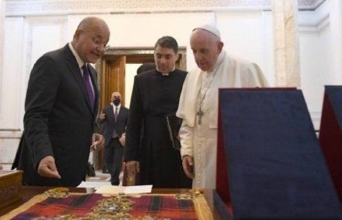 الرئيس العراقي يقدم هدية لبابا الفاتيكان .. شاهد