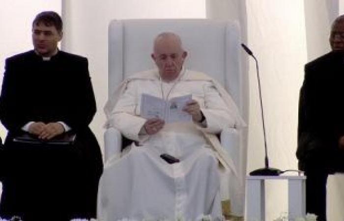 البابا فرنسيس يستمع لسورة إبراهيم فى لقائه أصحاب الديانات بالعراق.. فيديو