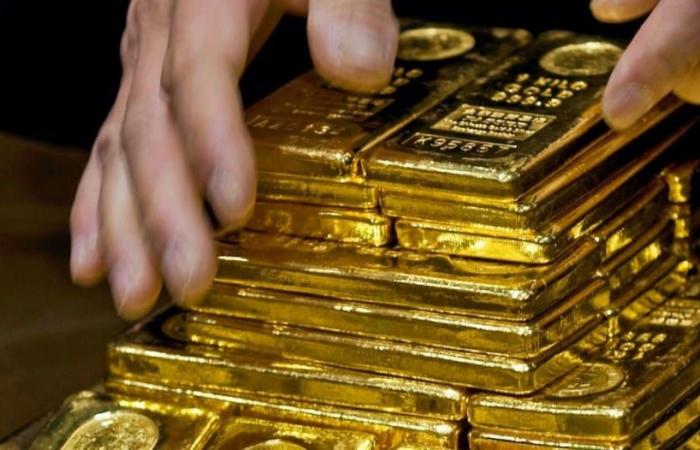 أسعار الذهب تنخفض إلى أدنى مستوياتها في 9 أشهر