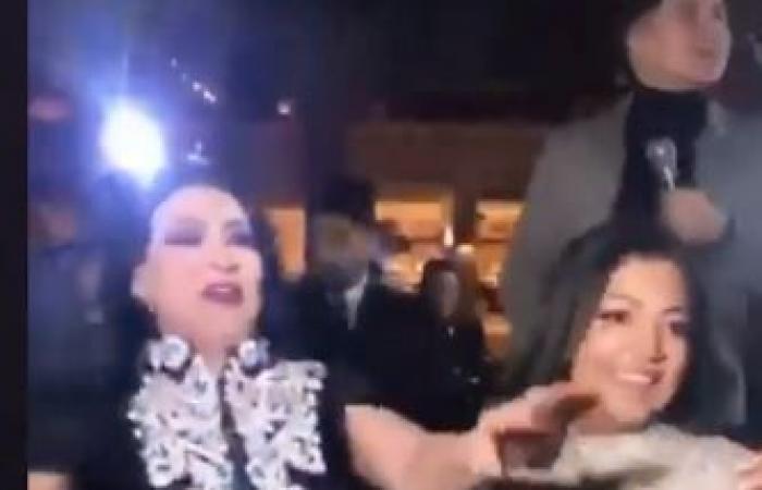 بدرية طلبة تحتفل بزواج ابنتها سلمي وترقص مع عمر كمال بحفل الزفاف.. فيديو وصور