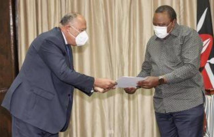 وزير الخارجية يسلم رئيس جمهورية كينيا رسالة من الرئيس السيسى