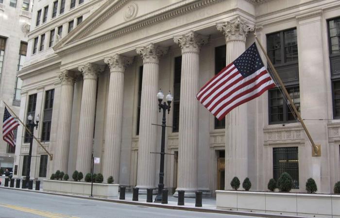 البنك الفيدرالي الأمريكي يتعهد بالإبقاء على سعر الفائدة ويواصل شراء سندات