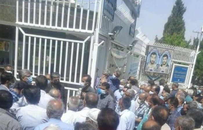 في يوم العمال.. طهران تعتقل 30 متقاعداً يطالبون بحقوقهم