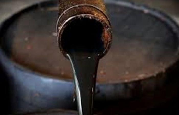 أسعار النفط تواصل الانخفاض بسبب جائحة كورونا