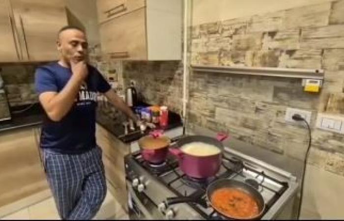 بعد محشي أول يوم رمضان.. محمود عبد المغني يطبخ مكرونة بالريحان.. فيديو