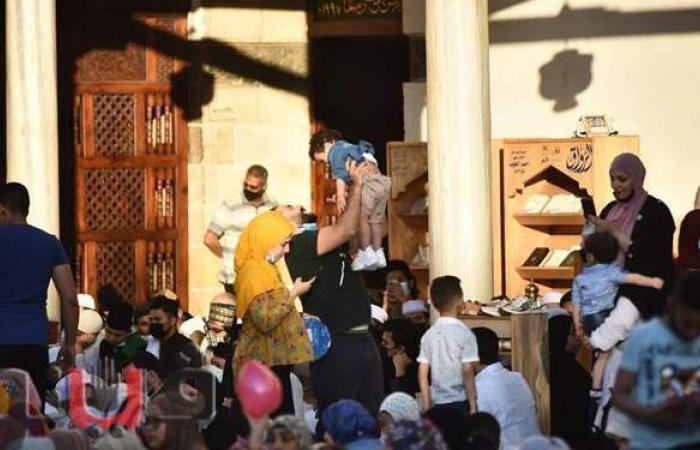 المصلون في الجامع الأزهر بعد انتهاء صلاة العيد.. سيلفي وبلالين وضحكات من القلب