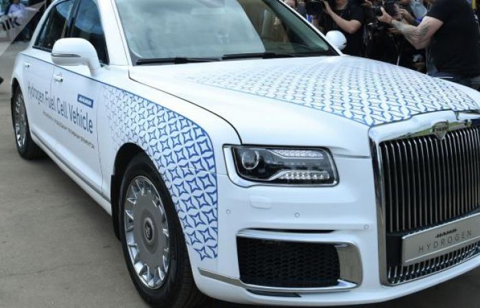 بالفيديو... وزير الصناعة الروسي يختبر سيارة "أوروس" الهيدروجينية