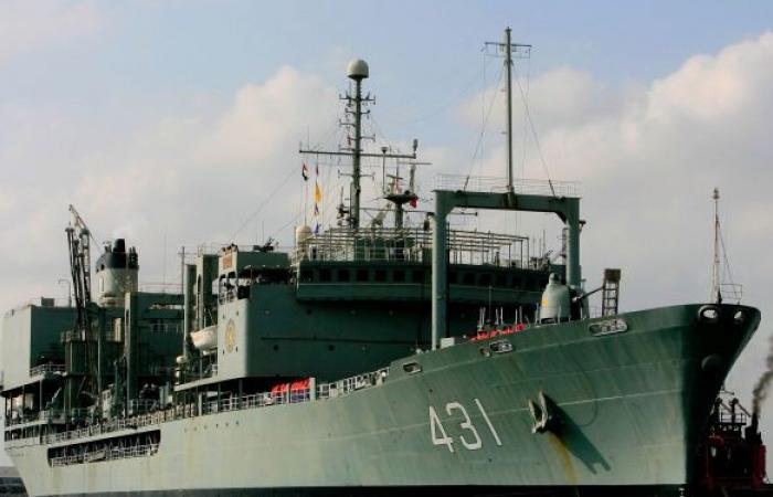 الجيش الإيراني يصدر بيانا بشأن احتراق السفينة "خارك" الأكبر في أسطوله العسكري