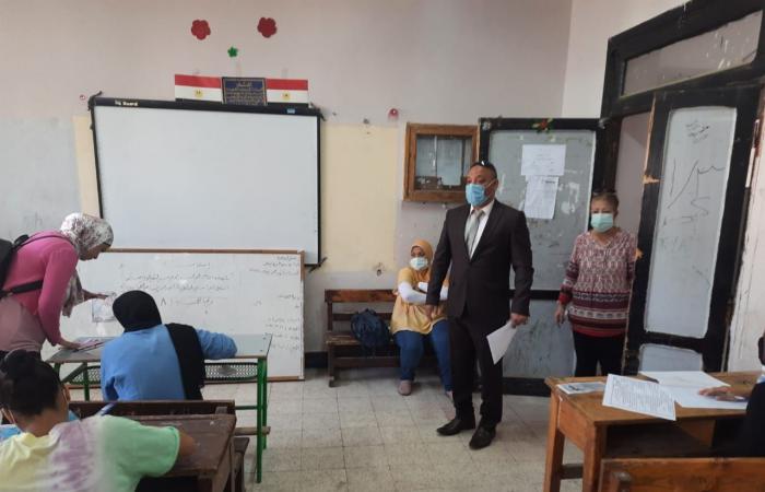 طلاب الشهادة الإعدادية بالقاهرة يبدأون امتحان الدراسات وسط الإجراءات الاحترازية