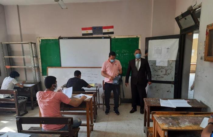 طلاب الشهادة الإعدادية بالقاهرة يبدأون امتحان الدراسات وسط الإجراءات الاحترازية