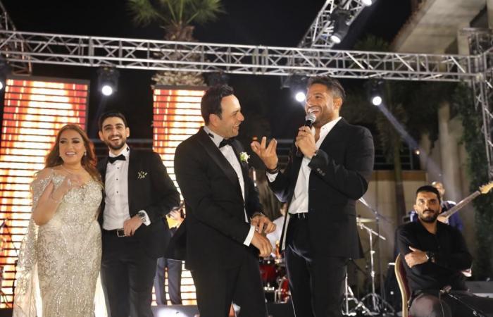 مدحت صالح يرقص على أغنية "عيش بشوقك" لـ تامر حسنى فى حفل زفاف نجل مصطفى قمر (فيديو)
