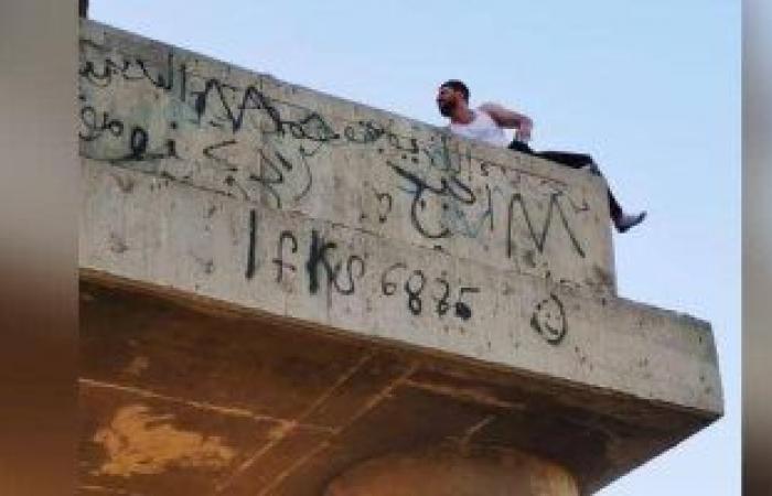 لحظة إنقاذ شاب حاول القفز من فوق جسر فى العراق.. فيديو وصور