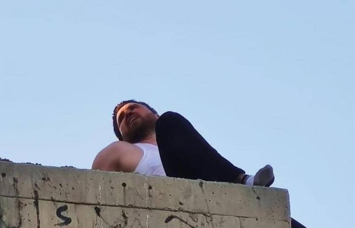 لحظة إنقاذ شاب حاول القفز من فوق جسر فى العراق.. فيديو وصور