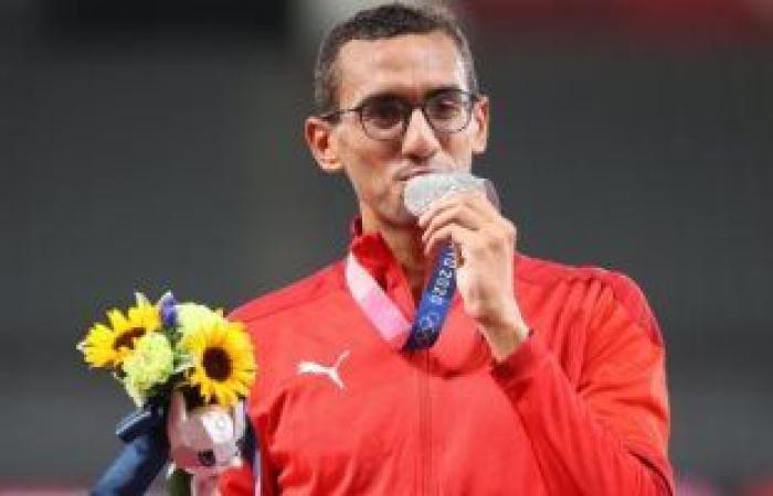 أحمد الجندى صاحب فضية طوكيو يحصل على توقيع الرئيس السيسي على قميص الأولمبياد