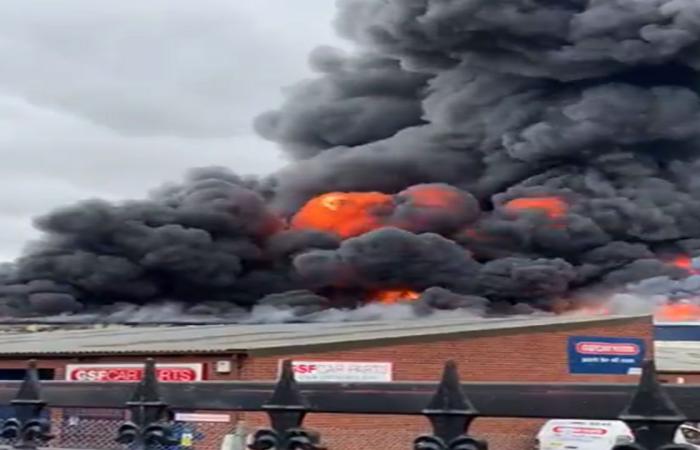 بالفيديو.. حريق هائل بإحدى المدن البريطانية والشرطة تدعو المواطنين للابتعاد
