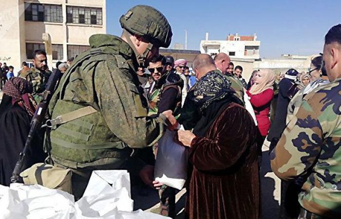 جنود روس يسلمون مساعدات إنسانية إلى بعض القرى السورية