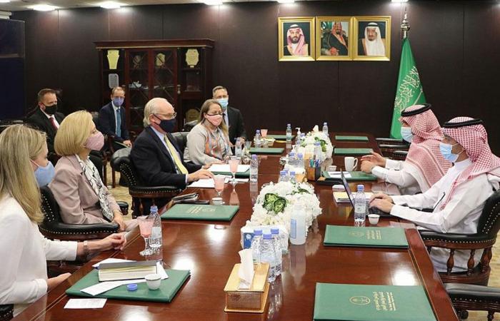 السفير آل جابر يؤكد دعم السعودية للمبعوث الأمريكي للتوصل إلى حل شامل لأزمة اليمن