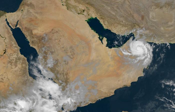 الإعصار شاهين يتحول لعاصفة مدارية صوب شمال عُمان والإمارات
