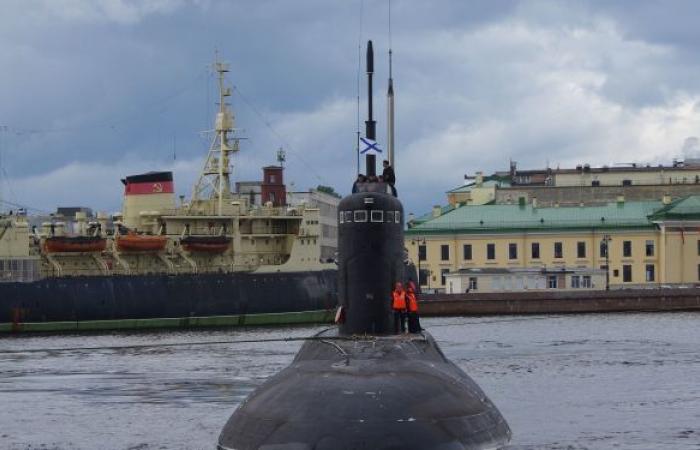 علم البحرية الروسية يرفرف على متن غواصة جديدة