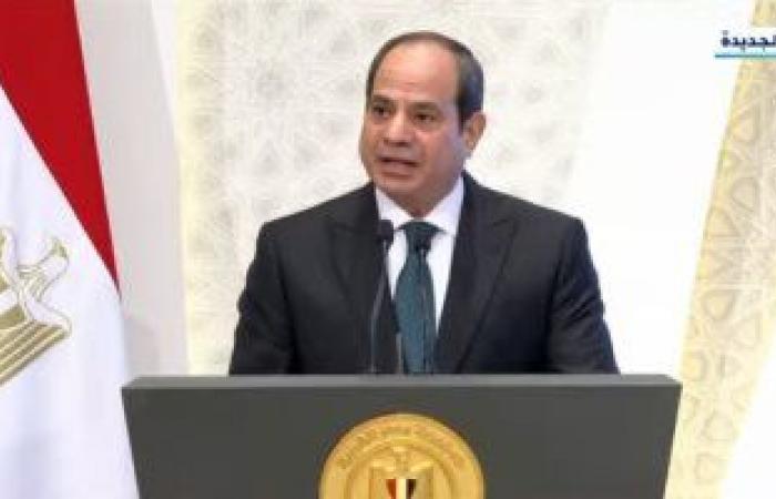 الرئيس السيسي يقدم التحية للدكتور أحمد عمر هاشم فى احتفالية ذكرى المولد النبوى